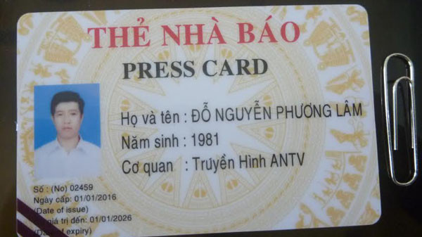 Thẻ nhà báo giả.