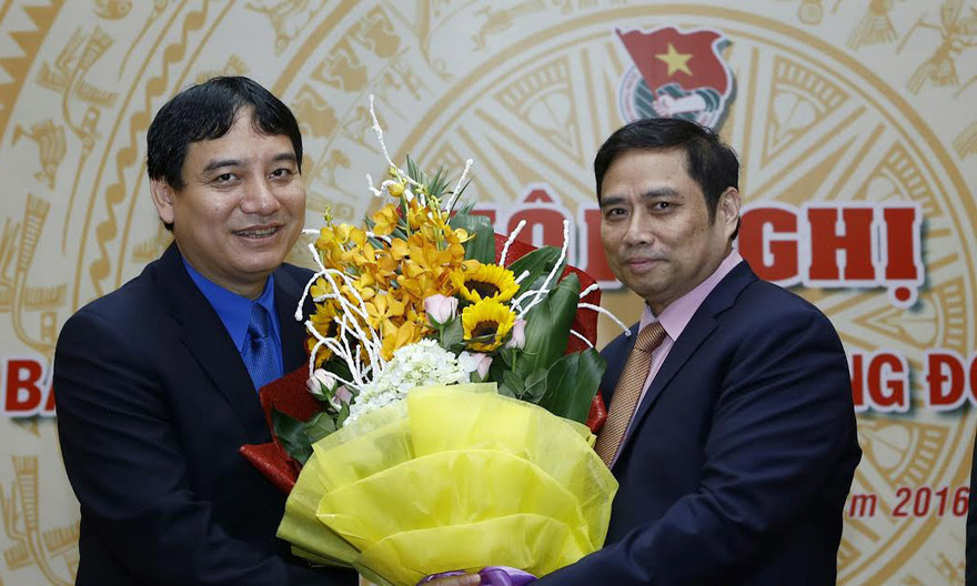 Đồng chí Phạm Minh Chính, Ủy viên Bộ Chính trị, Bí thư Trung ương Đảng, Trưởng Ban Tổ chức Trung ương tặng hoa đồng chí Nguyễn Đắc Vinh. 