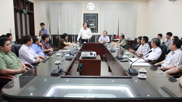 Sở KH&CN Hà Nội, Bảo tàng Thiên nhiên Việt Nam cùng các chuyên gia họp nhanh trước khi tiến hành mổ xác cụ rùa. Ảnh: Nguyễn Hoài