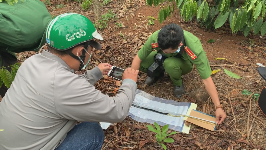 Công an khám nghiệm hiện trường