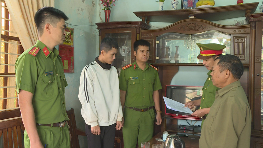 Cơ quan công an đọc lệnh bắt Quang tại nhà riêng