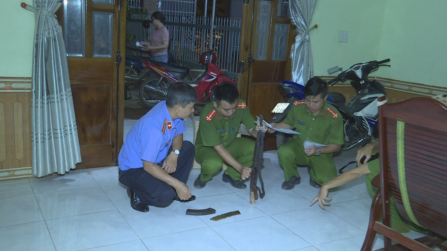 Kẻ bắn vợ hờ rồi tự sát bất thành đã ôm con trai trốn viện