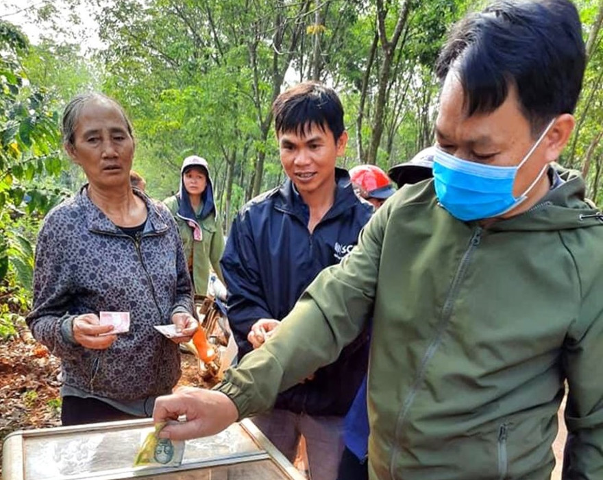 Người dân góp tiền lo hậu sự cho bà T