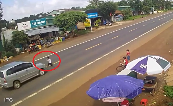 Bé trai băng qua đường bị xe tông
