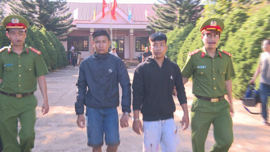 Cơ quan chức năng tiến hành dẫn giải Y Trai và Y Kuôk