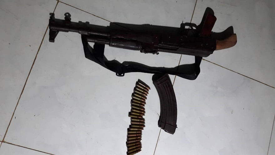 Súng AK và băng đạn còn nguyên của Tùng để gây án