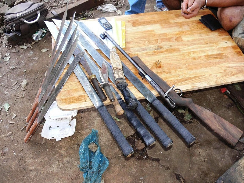 Súng và rất nhiều hung khí tại nhà riêng của Đạt