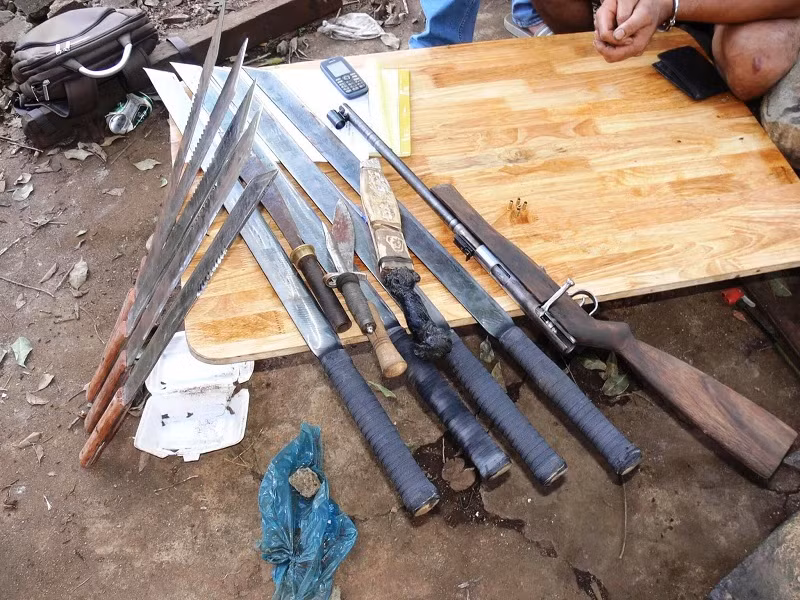 Súng và rất nhiều hung khí tại nhà riêng của Đạt