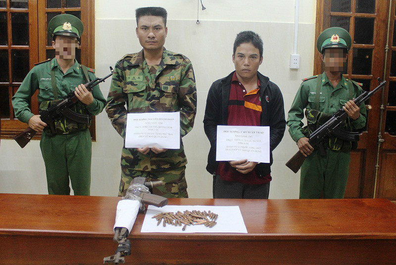 Đoàn và Thảo bị tạm giữ tại đồn biên phòng cửa khẩu Đắk Ruê cùng với số vũ khí quân dụng trái phép