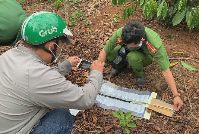 Công an khám nghiệm hiện trường vụ bố giết con trong chòi rẫy