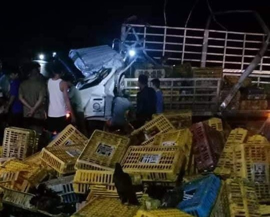 Hiện trường vụ tai nạn lật xe tải chở gà khiến 3 người thương, vong