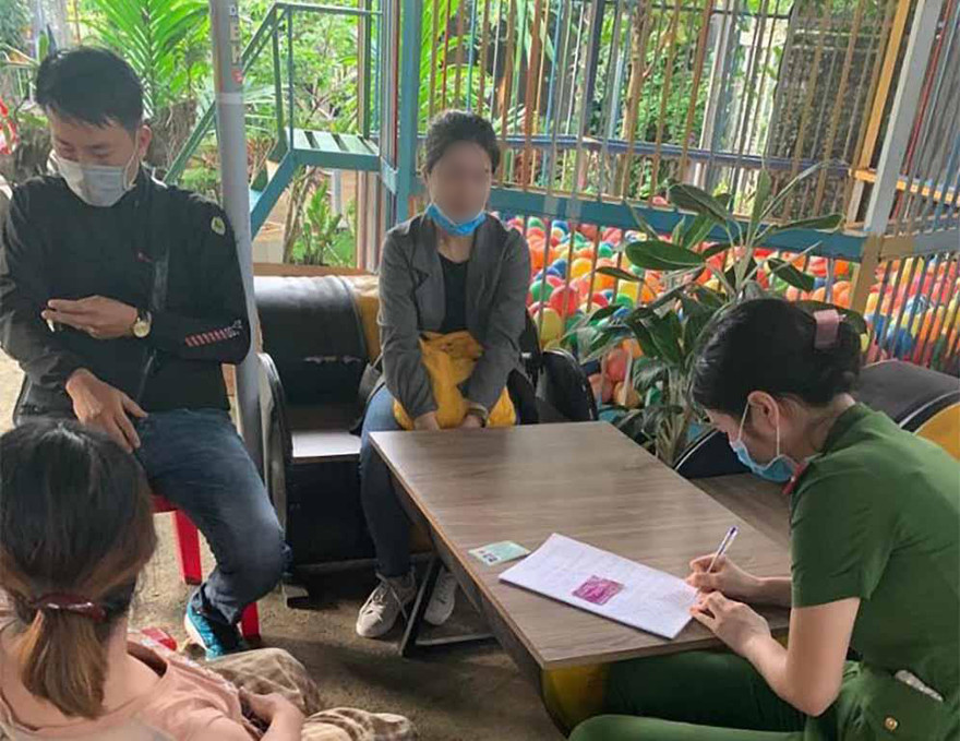 Hai vợ chồng đi tiêm "chui" vắc xin bị công an bắt quả tang