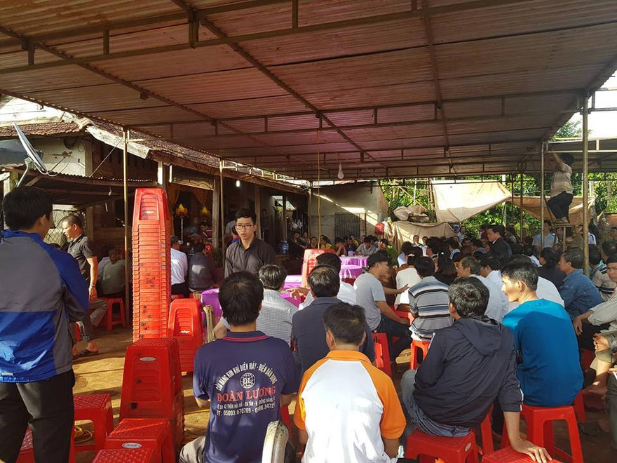 Ngươi nhà đang tổ chức tang lễ cho anh H