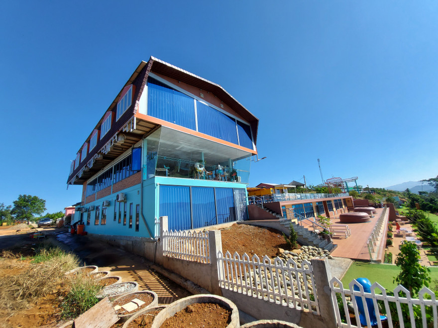 Những khối bê tông mọc lên giữa khu Tà Đùng, tạo nên cảnh nhếch nhác giữa tiên cảnh "Vịnh Hạ Long trên núi". Trong ảnh, "nhà chú Đông" xây dựng tự phát, sau đó được hợp thức hóa