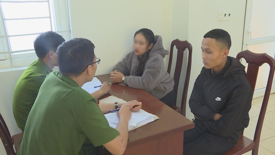 Nhóm học sinh tại cơ quan điều tra