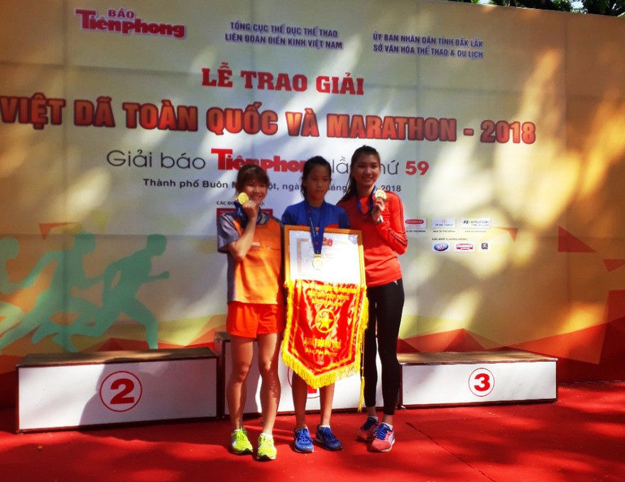 Hạnh và đồng đội “nhí” bảo vệ thành công HCV đội nữ trẻ tại giải việt dã toàn quốc và marathon giải báo Tiền Phong lần thứ 59 – 2018