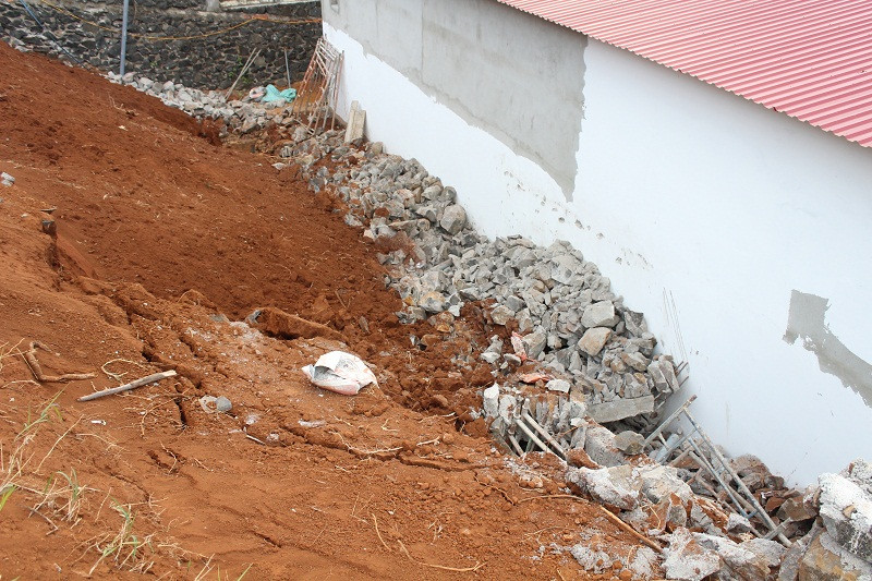 Hiện trường vụ sập bờ kè