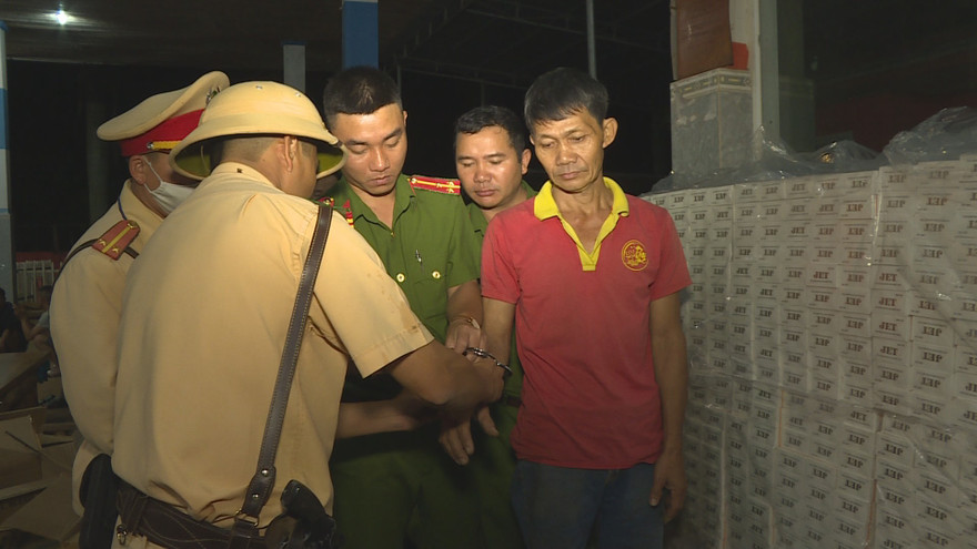 Đối tượng và tang vật vụ vận chuyển thuốc lá lậu