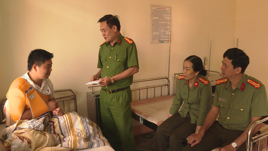 Lãnh đạo Công an tỉnh Đắk Lắk thăm hỏi, động viên trung úy bị thương khi làm nhiệm vụ