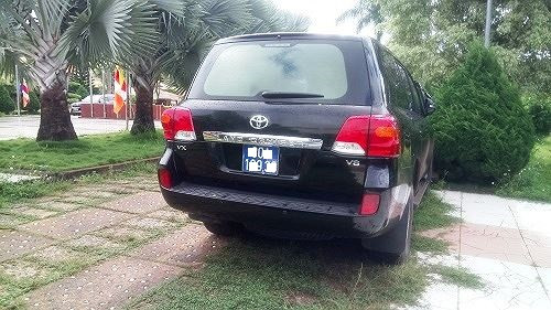 Một chiếc xe công Toyota Land Cruiser Prado VX đậu trước Trung tâm hội nghị tỉnh Đắk Nông:(ảnh minh hoạ)