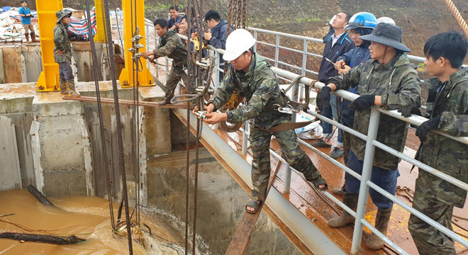 Dùng tời và con lăng giải cứu thành công thuỷ điện Đắk Kar