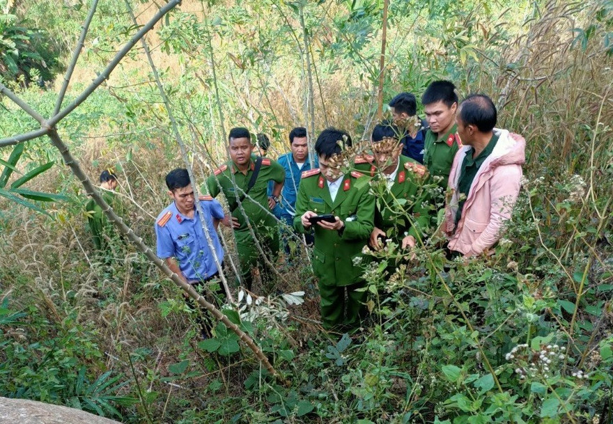 Công an khám nghiệm hiện trường