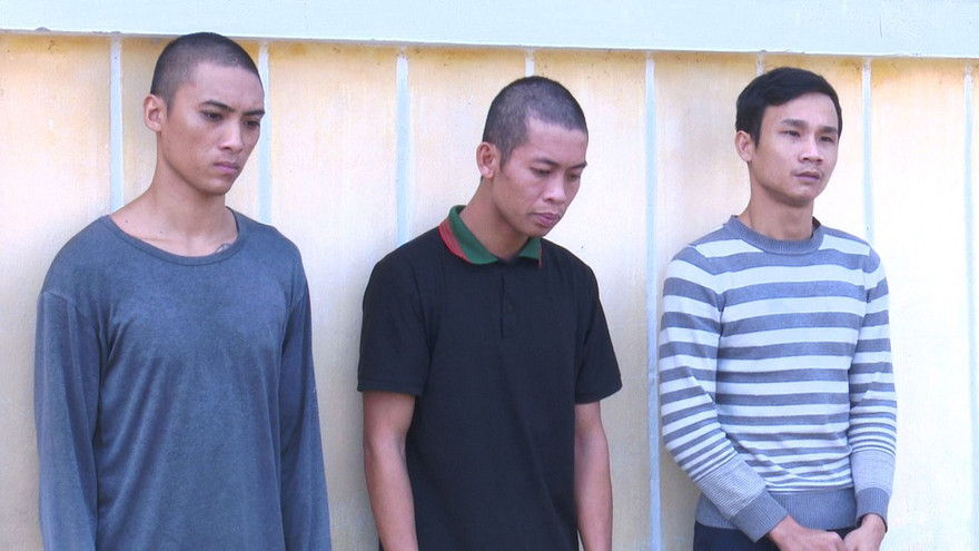 Đang được tại ngoại vẫn đi đục cửa hàng trộm tài sản