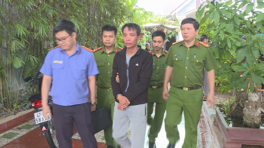 Dẫn giải Dương về trụ sở công an