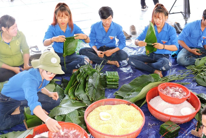Đoàn viên thanh niên gói bánh chưng để tặng cho các em học sinh tại xã Ia R’ve