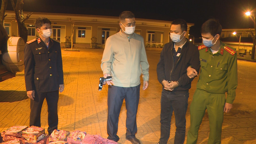 Công an bắt giữ Toàn cùng tang vật và khẩu súng