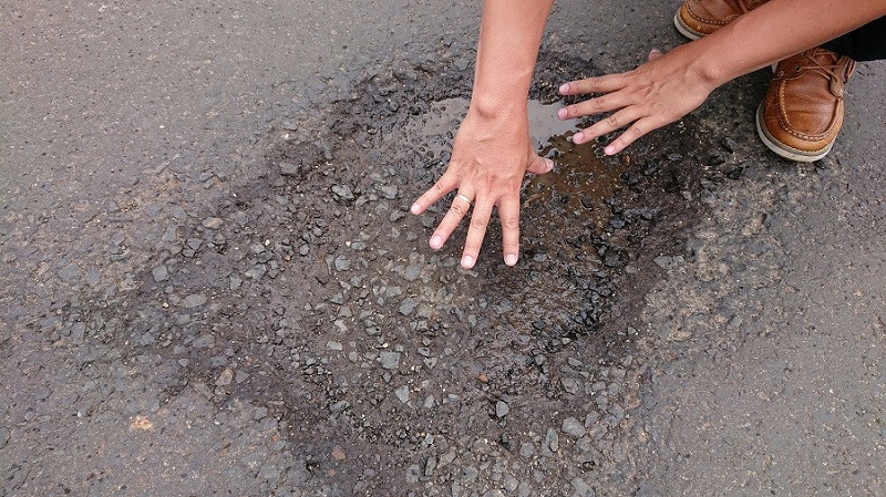 Hố nhỏ có đường kính khoảng gần 60 cm trên đường Đinh Tiên Hoàng