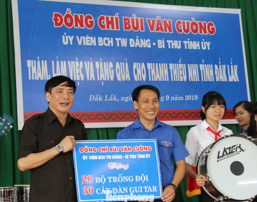 Bí thư Tỉnh uỷ Đắk Lắk tặng quà cho tuổi trẻ tỉnh nhà