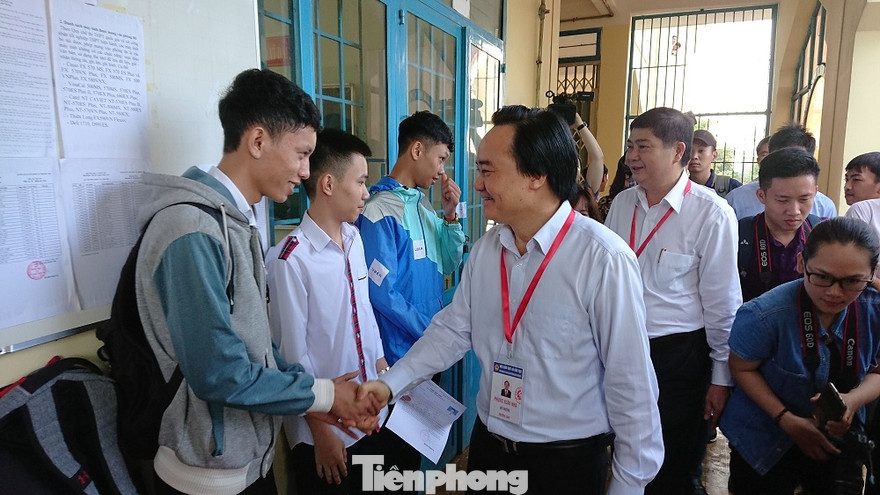 Bộ trưởng Phùng Xuân Nhạ thăm điểm thi tại trường THPT Cư Mgar