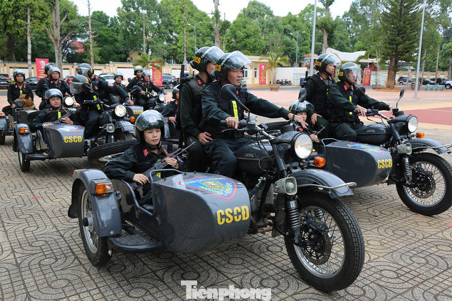 Đội nữ cảnh sát cơ động tại lễ ra quân trấn áp tội phạm