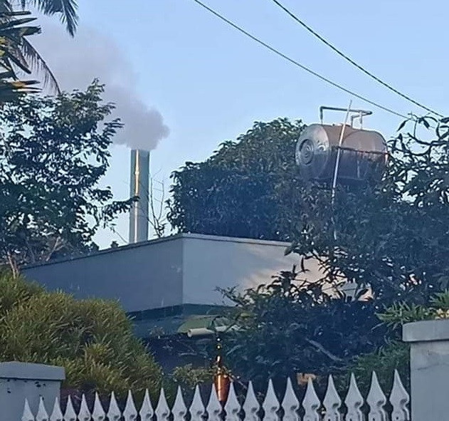 Khói bụi bốc ra từ lò sấy của Cty Phúc Hạnh 