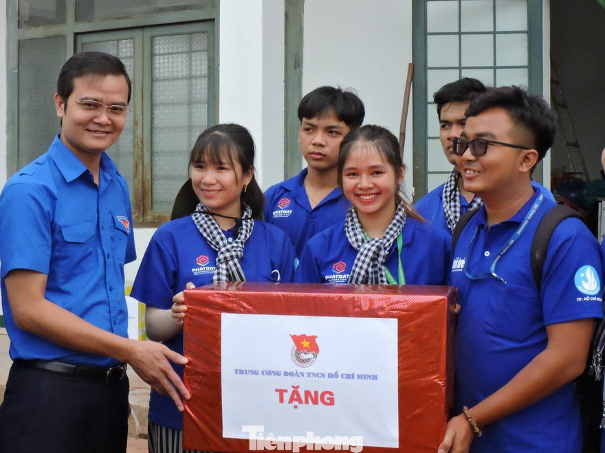 Bí thư Trung ương Đoàn Bùi Quang Huy tặng quà chiến sĩ tình nguyện 