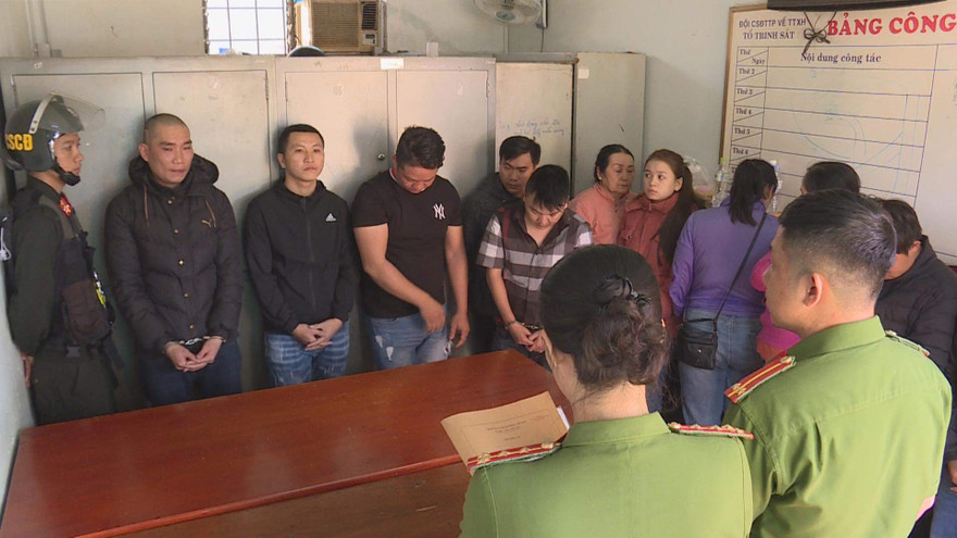 Nhóm đối tượng tại cơ quan Công an