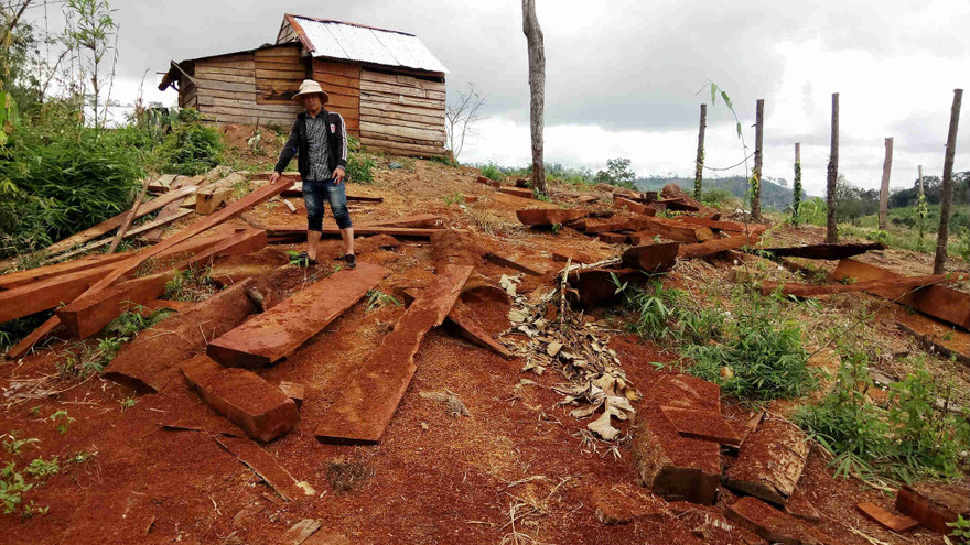 Xưởng xẻ gỗ ở trong rừng thuộc địa phận xã Đắk Mol, huyện Đắk Song mà Tiền Phong từng phản ánh 