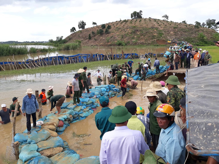 Đông đảo quân dân tham gia vá đoạn đê vỡ