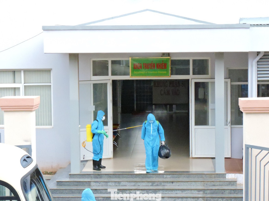 Phun khử khuẩn cho người nghi ngờ lên xe để chuyển đến cách ly ở Bệnh viện lao và bệnh phổi Đắk Lắk