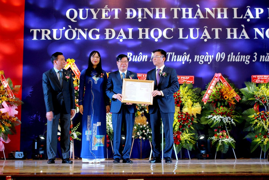 Bộ trưởng Bộ Tư pháp Lê Thành Long (bên phải) trao Quyết định thành lập phân hiệu ĐH Luật Hà Nội tại Đắk Lắk.