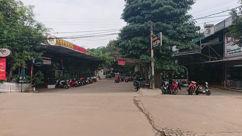 Hai quán nhậu đối diện nhau đều có các công trình lấn chiếm khu vực đất công cộng bị đề nghị cưỡng chế