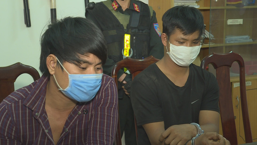 Hai thanh niên nồng nặc mùi rượu tại cơ quan công an