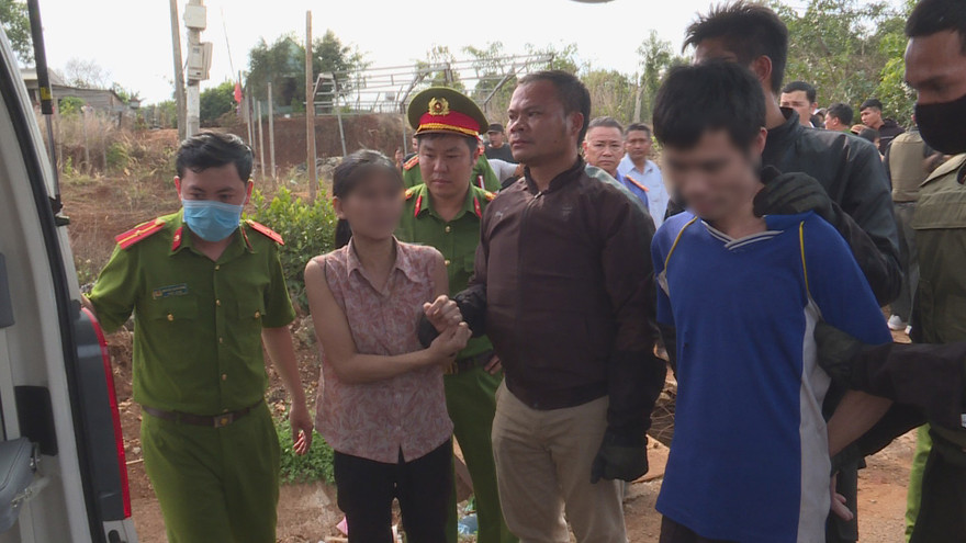 Lực lượng chức năng giải cứu thanh công 2 cháu nhỏ bị bố mẹ nhốt trong nhà nhiều ngày