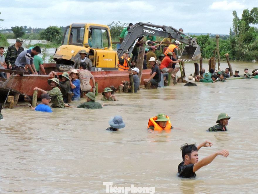 Ngâm mình vá đê vỡ