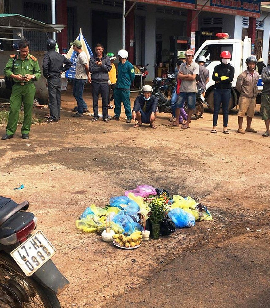 Cơ quan chức năng đang khám nghiệm hiện trường