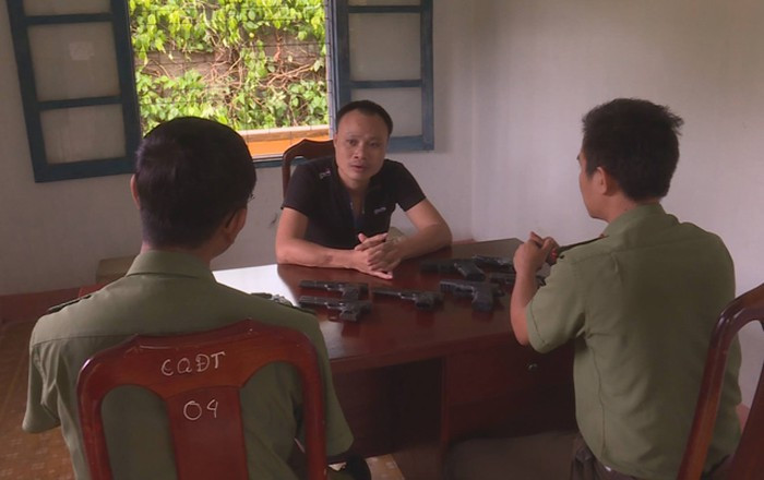 Nguyễn Minh Chiến cùng tang vật tại cơ quan điều tra. Ảnh: Dân Việt