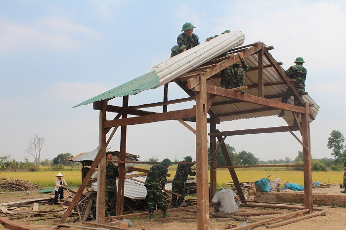 Bộ đội biên phòng tỉnh Đắk Lắk dựng lại nhà cho gia đình ông Nguyễn Văn Thệ (ảnh Nguyễn Dân)