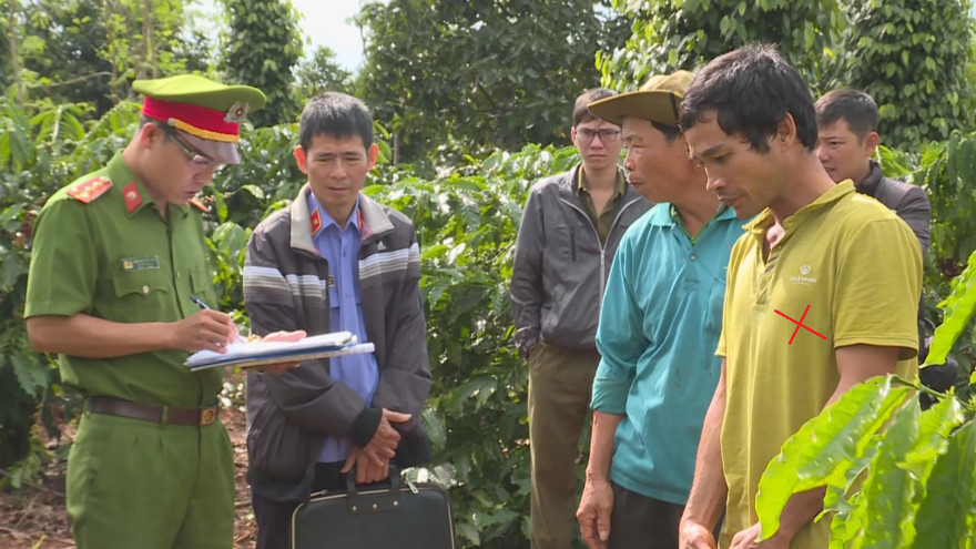 Công an làm việc với ông Thành (dấu X) tại hiện trường