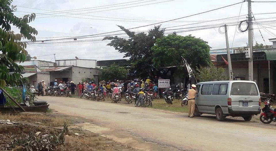 Người dân tập trung tại hiện trường theo dõi sự việc